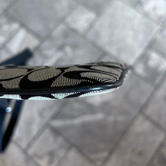 Vintage COACH Black and Cream Crossbody Bag - Picture 3 of 10